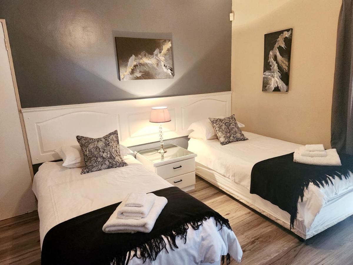 The Wooden Leg Guesthouse Kleinmond Luaran gambar
